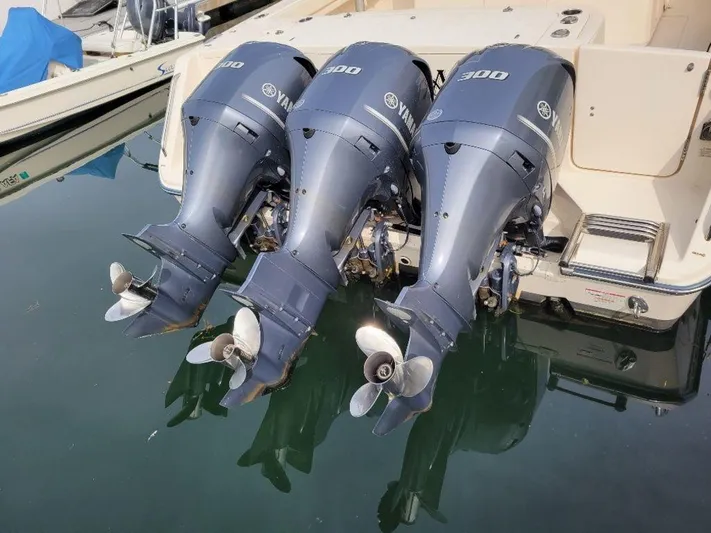  Yacht Photos Pics 2017 Grady-White 376 Canyon with triple Yamaha 300 outboard engines.