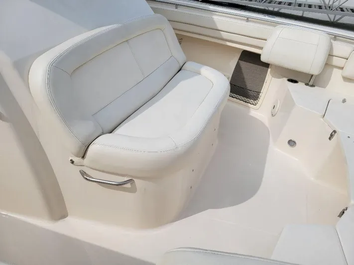  Yacht Photos Pics 2017 Grady-White 376 Canyon boat interior seating area.
