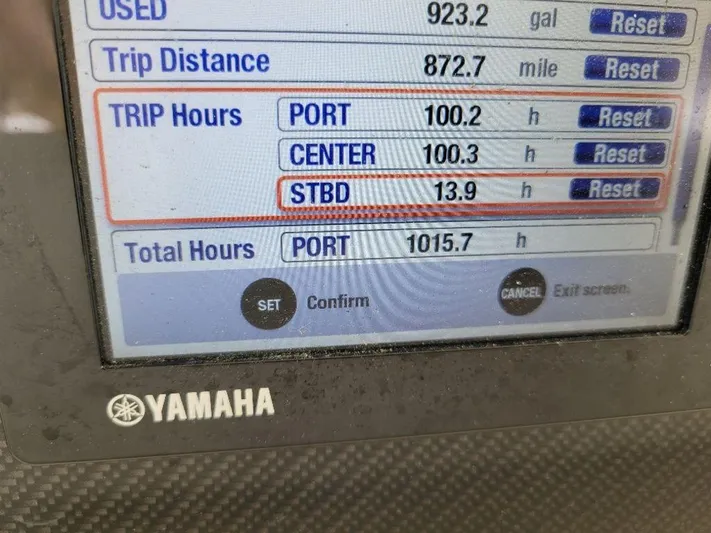  Yacht Photos Pics Yamaha display showing trip and total hours for 2017 Grady-White 376 Canyon.