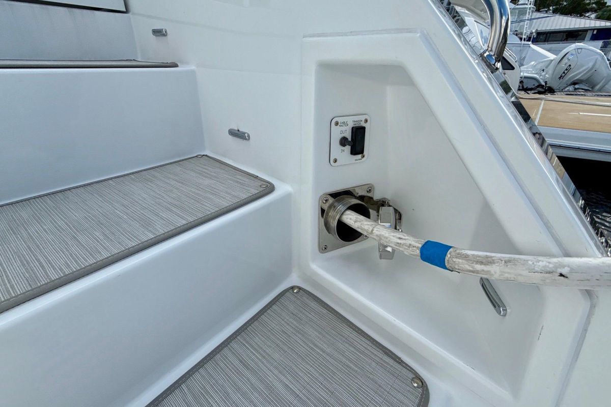 2022 Cruisers Yachts 53