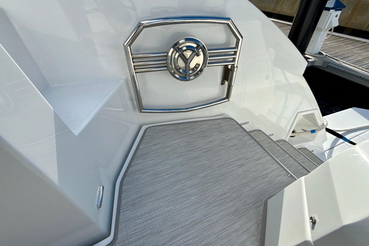 2022 Cruisers Yachts 53