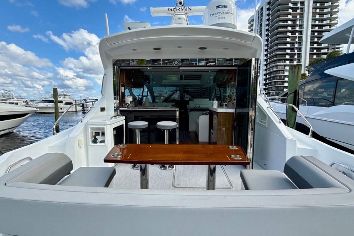 2022 Cruisers Yachts 53