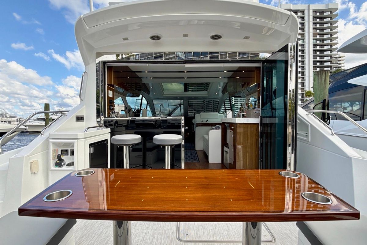 2022 Cruisers Yachts 53