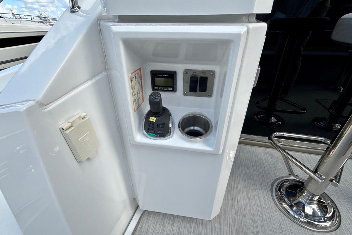 2022 Cruisers Yachts 53