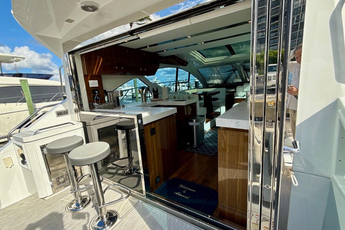 2022 Cruisers Yachts 53