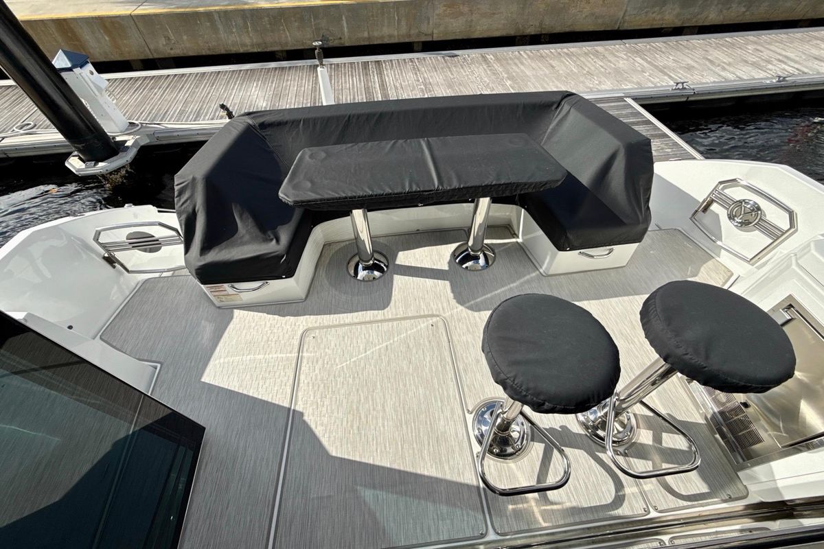 2022 Cruisers Yachts 53