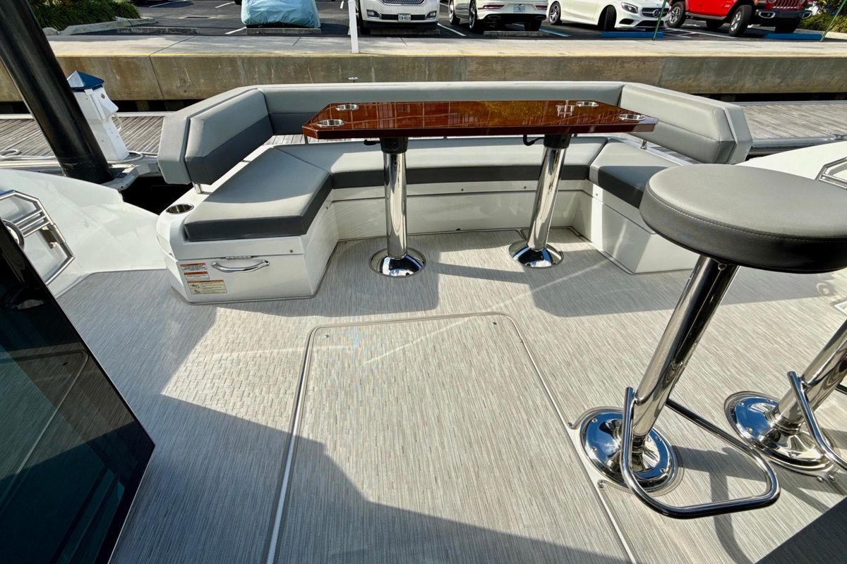 2022 Cruisers Yachts 53