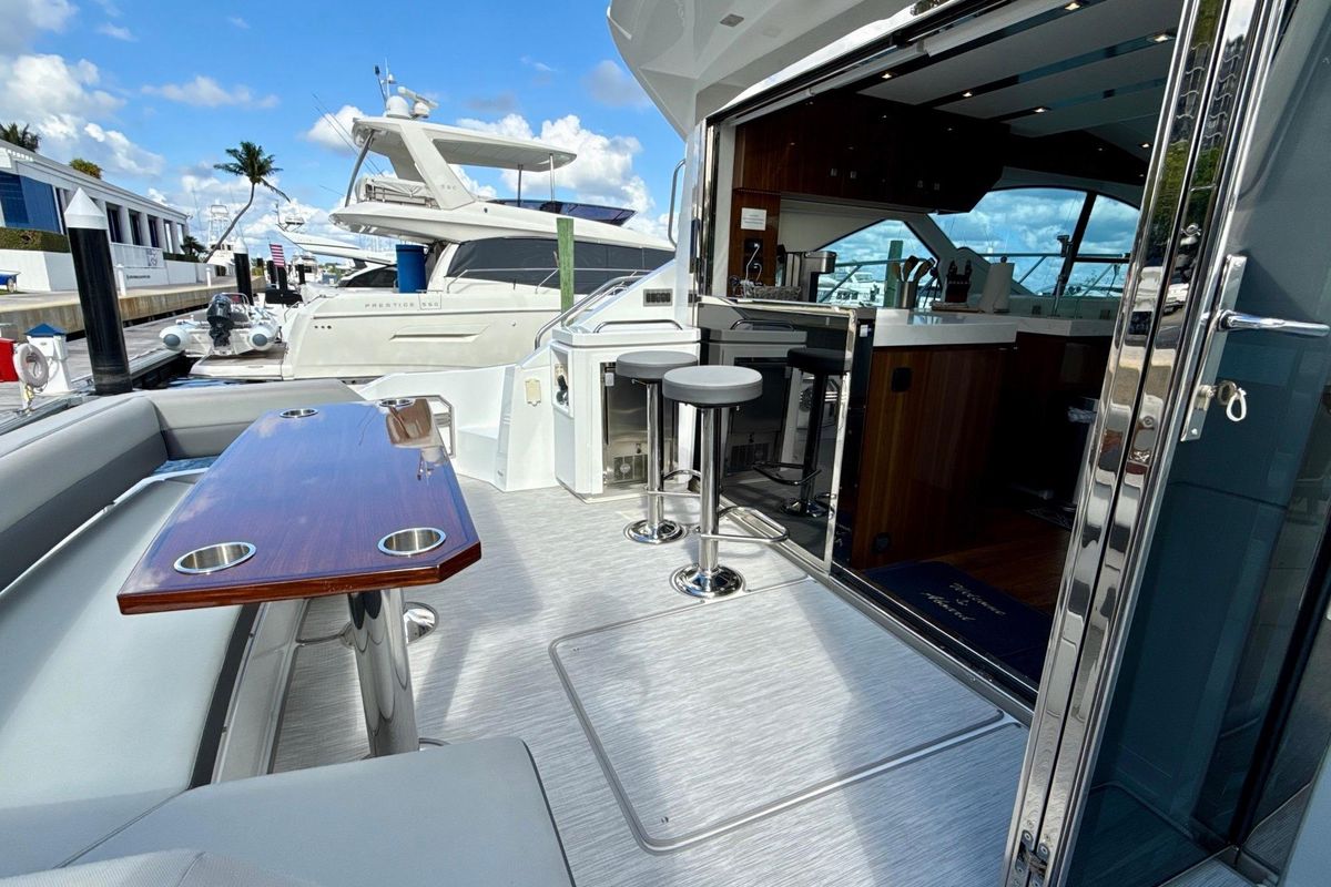 2022 Cruisers Yachts 53