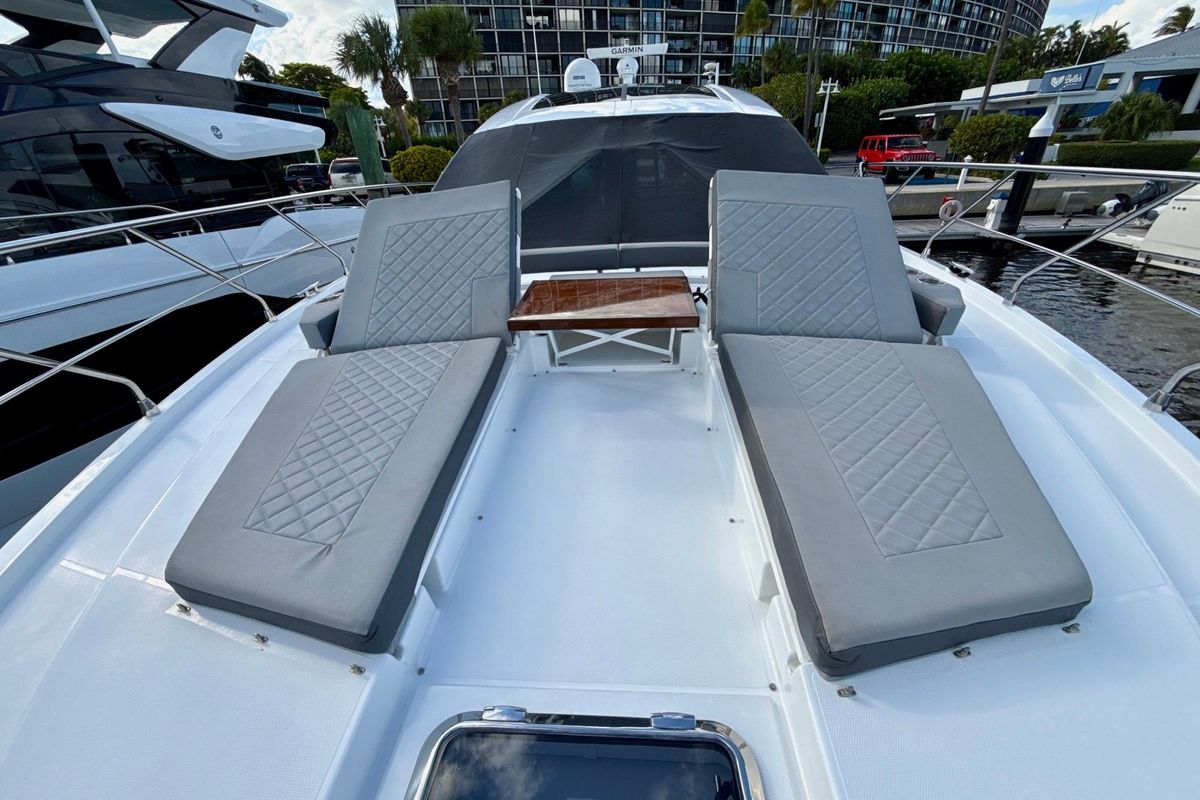 2022 Cruisers Yachts 53