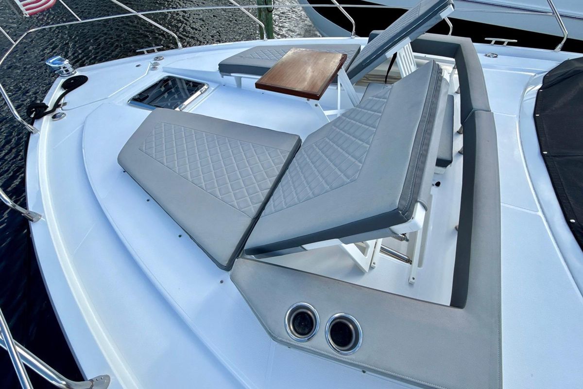 2022 Cruisers Yachts 53