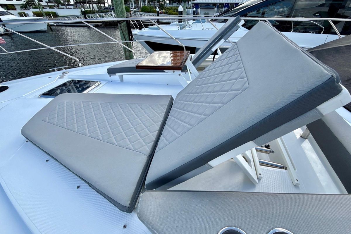 2022 Cruisers Yachts 53