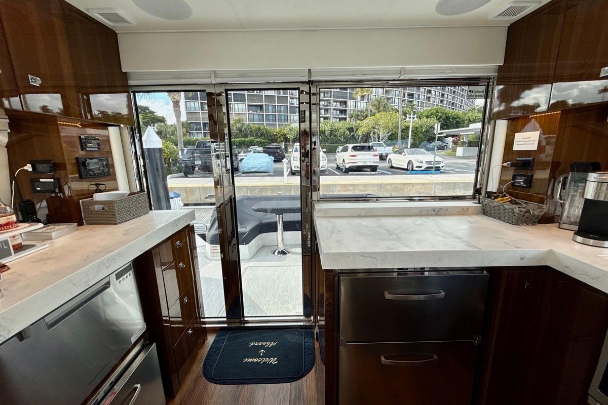 2022 Cruisers Yachts 53