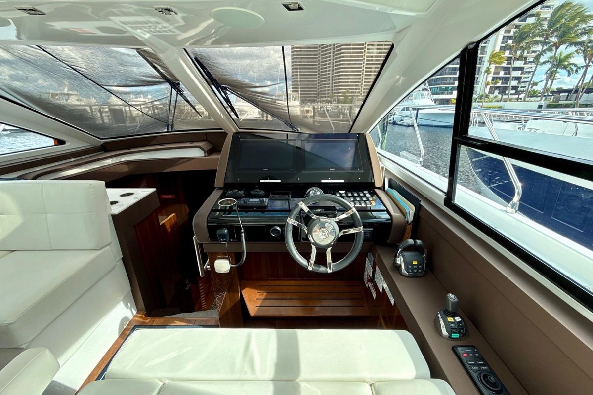 2022 Cruisers Yachts 53