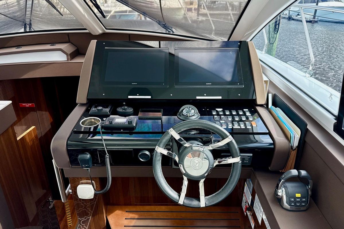 2022 Cruisers Yachts 53