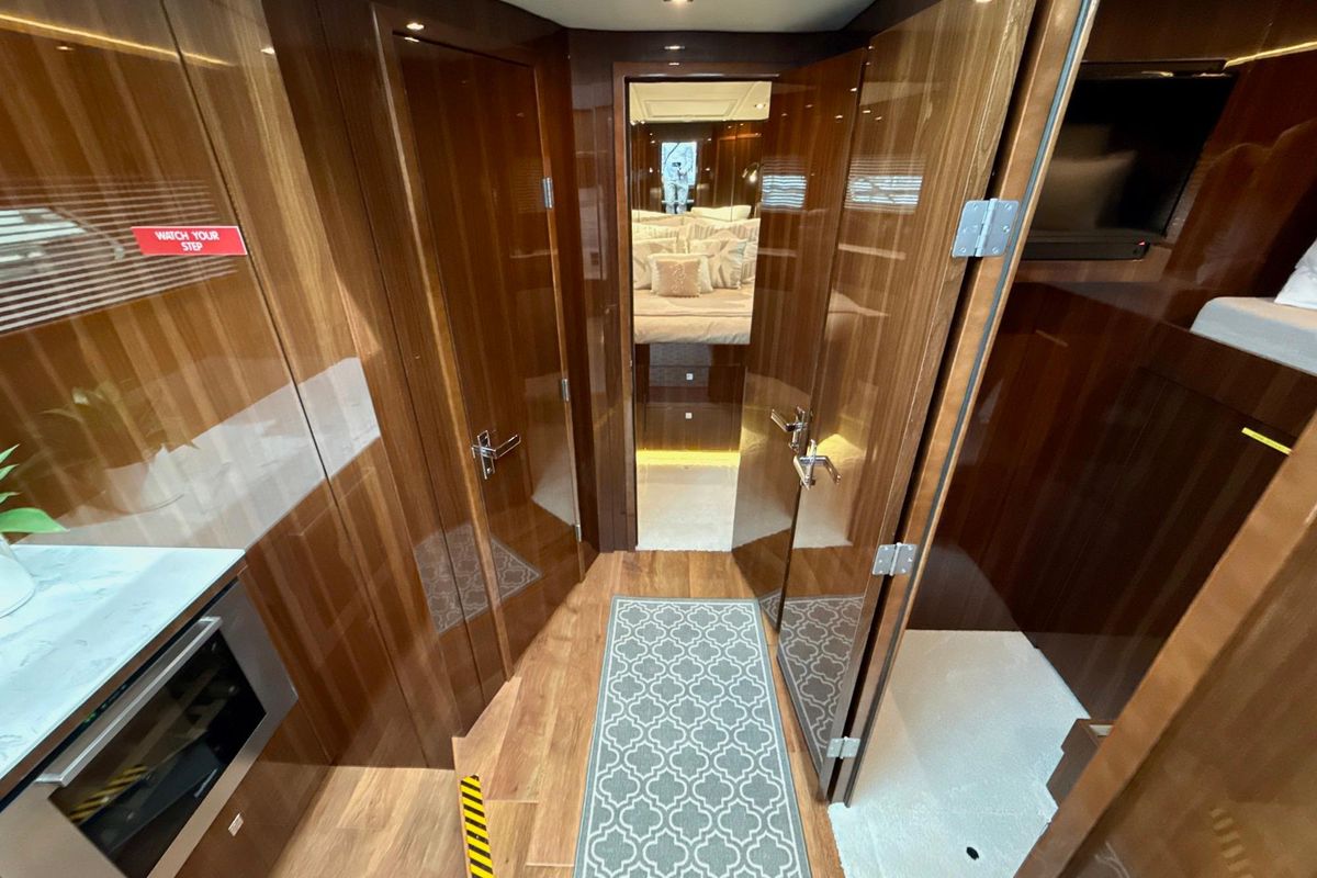 2022 Cruisers Yachts 53