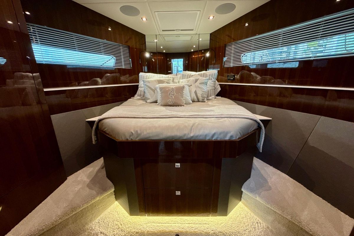 2022 Cruisers Yachts 53