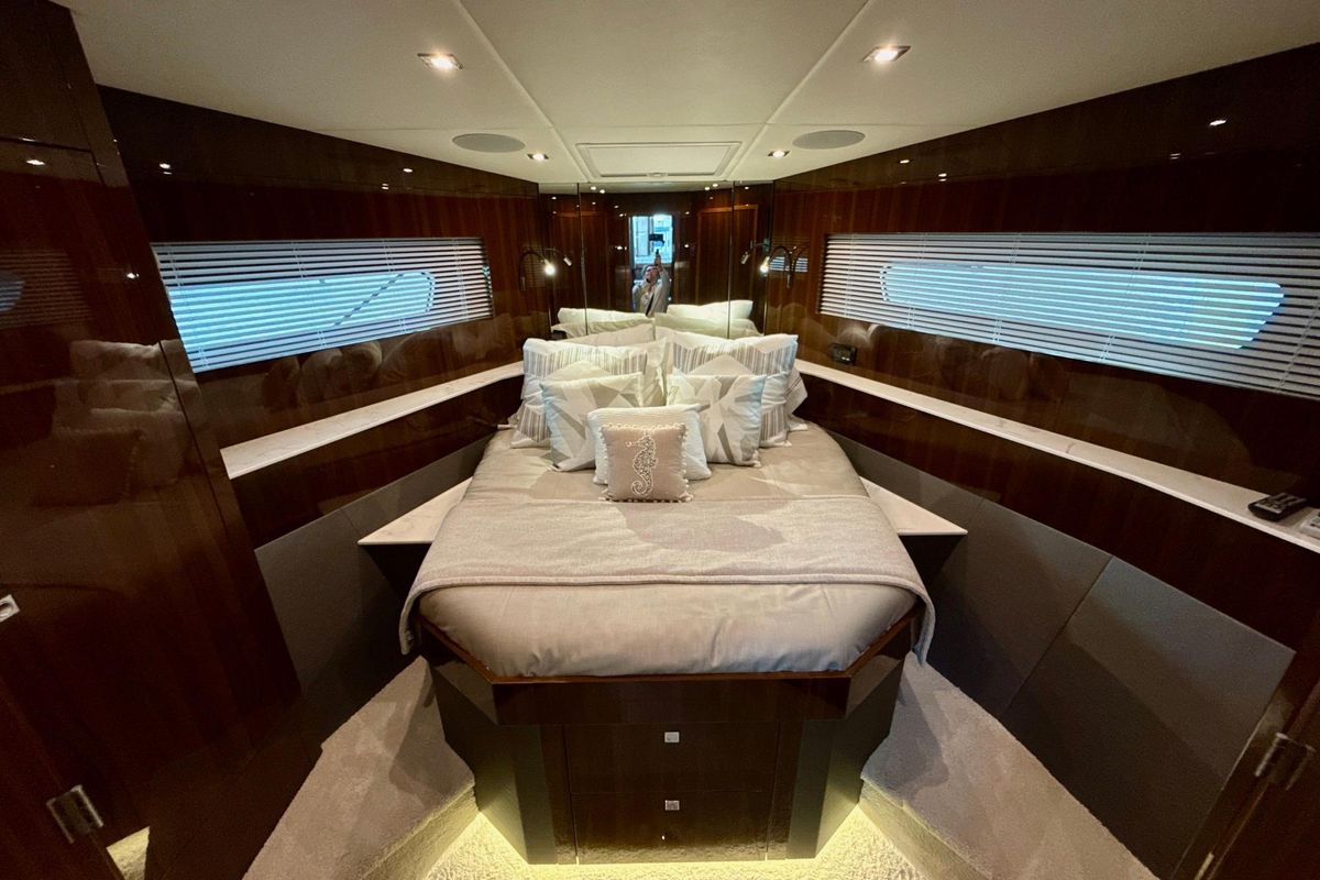 2022 Cruisers Yachts 53