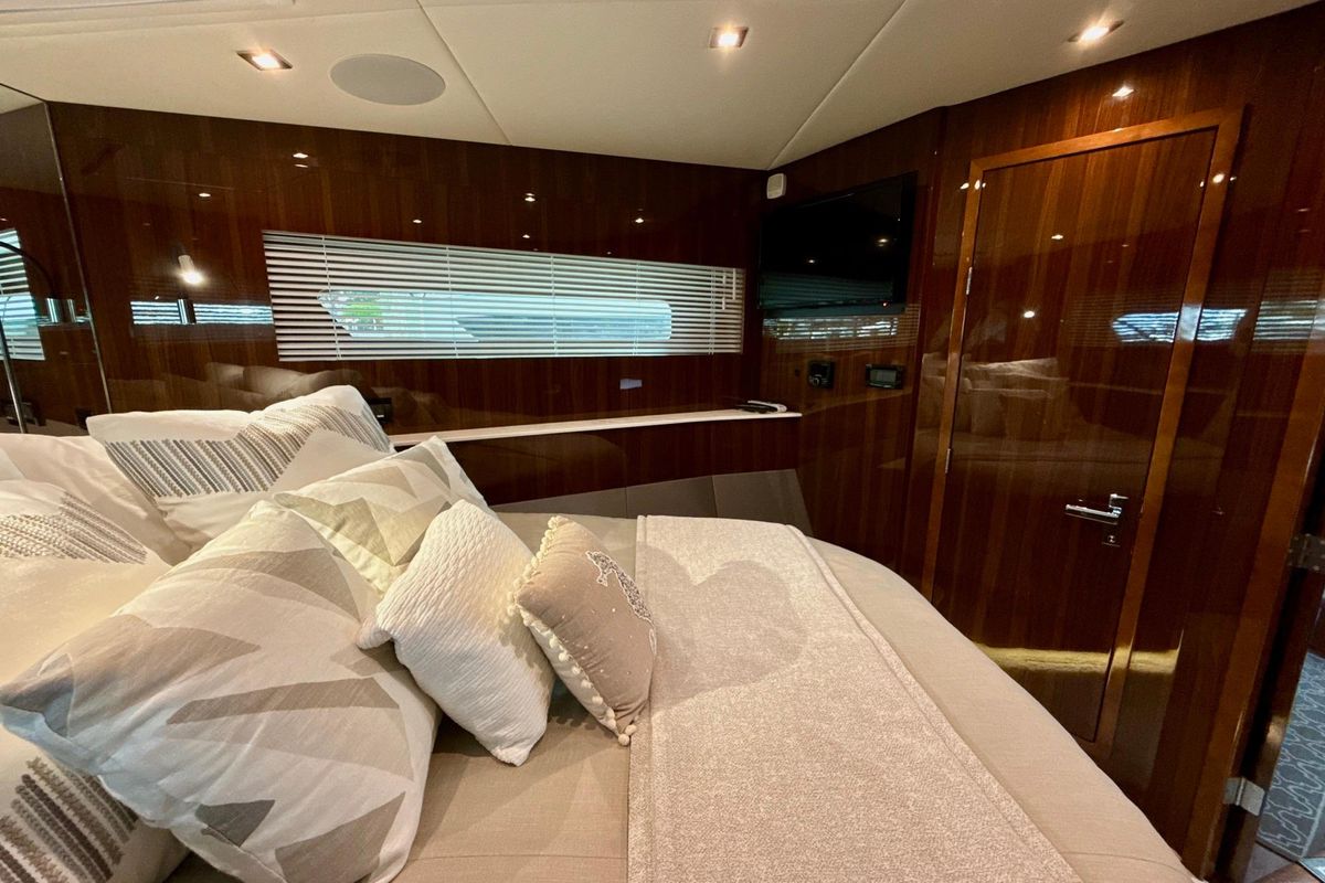 2022 Cruisers Yachts 53