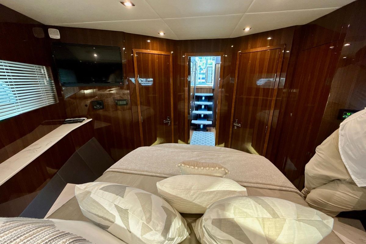 2022 Cruisers Yachts 53