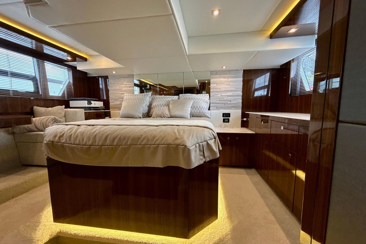 2022 Cruisers Yachts 53