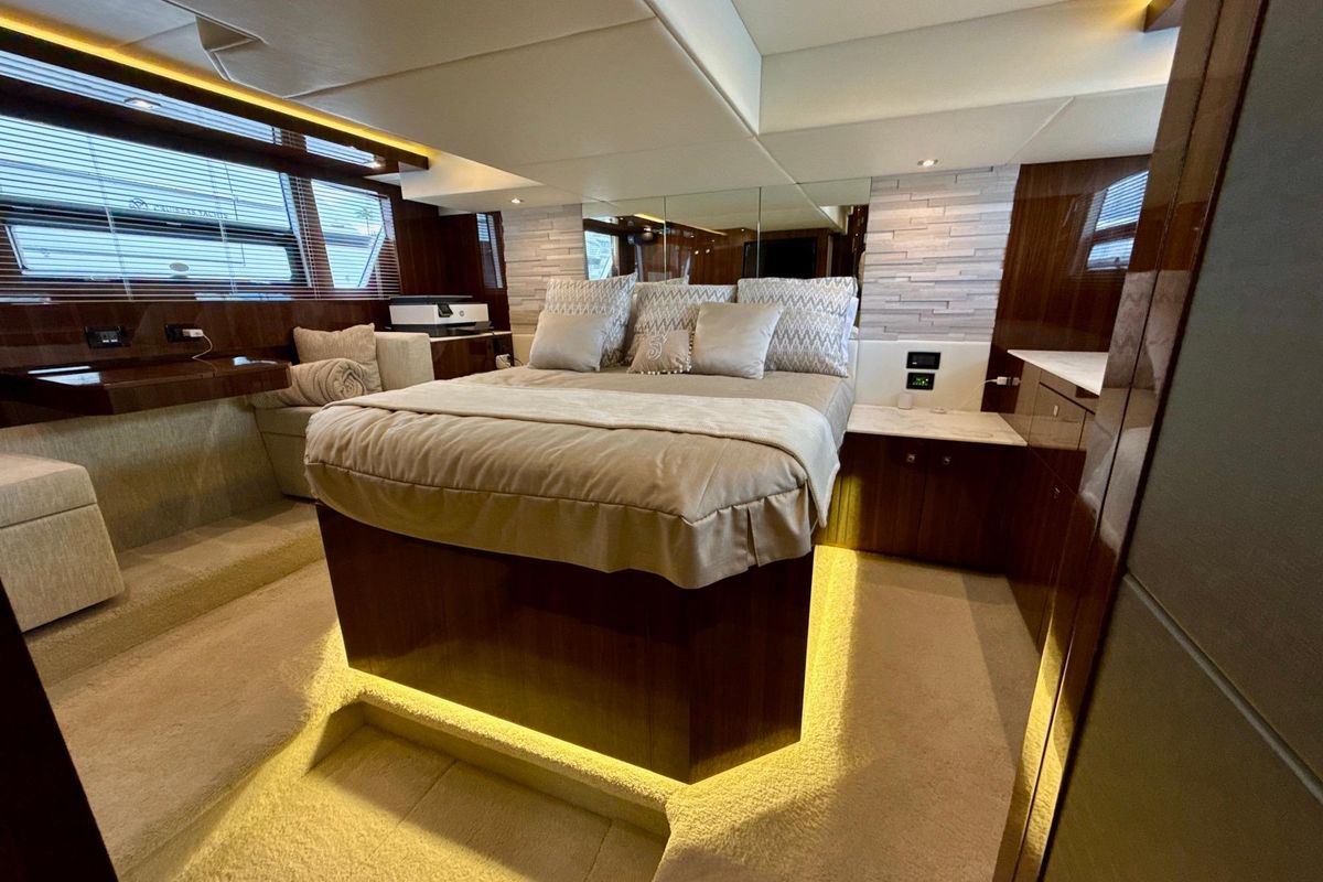 2022 Cruisers Yachts 53