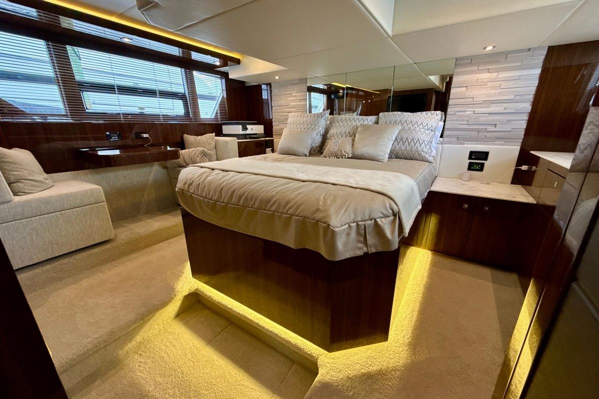 2022 Cruisers Yachts 53