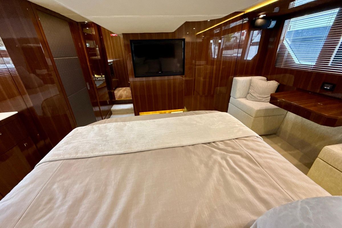 2022 Cruisers Yachts 53