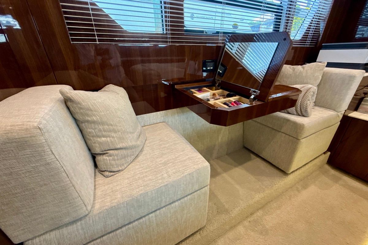 2022 Cruisers Yachts 53