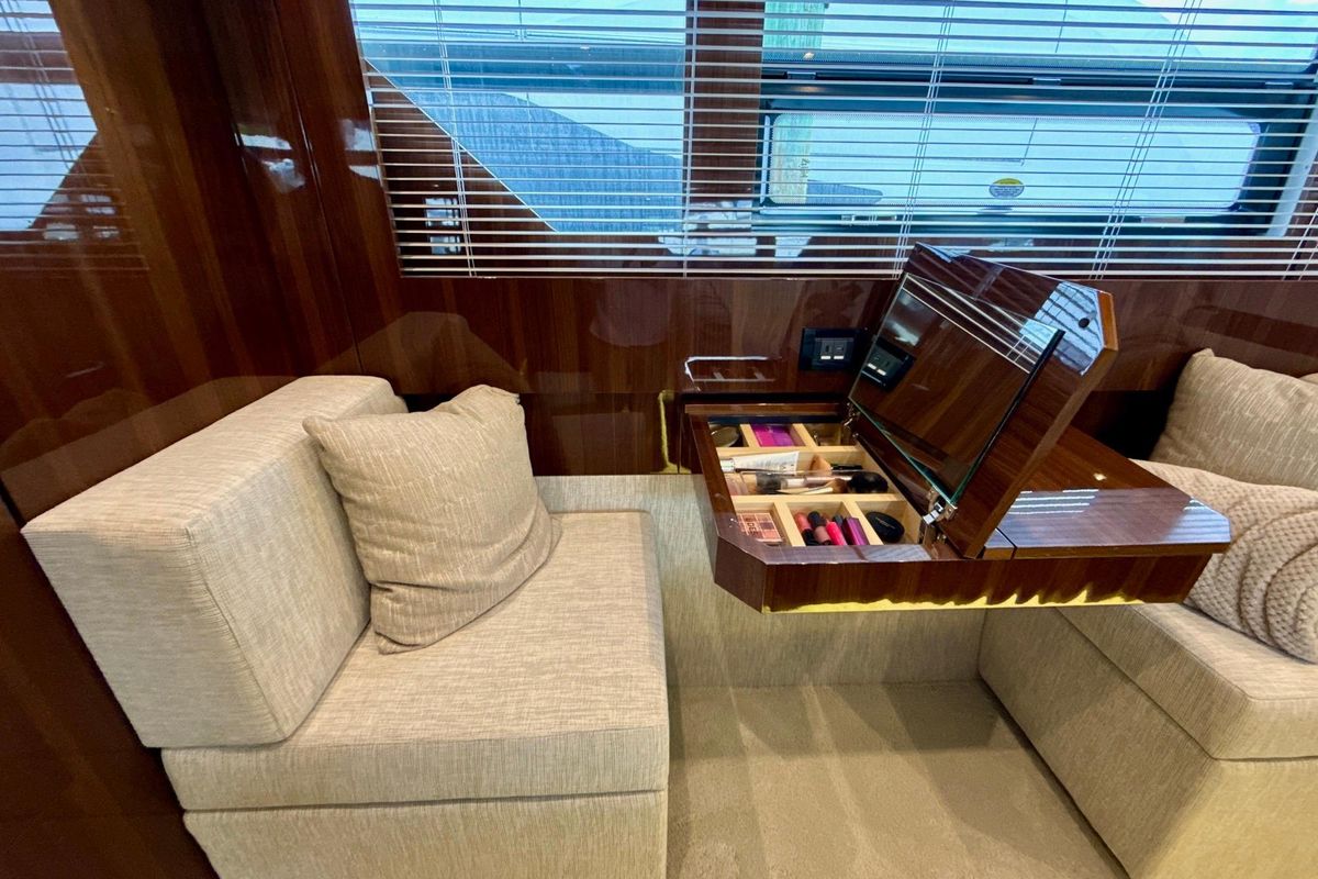 2022 Cruisers Yachts 53