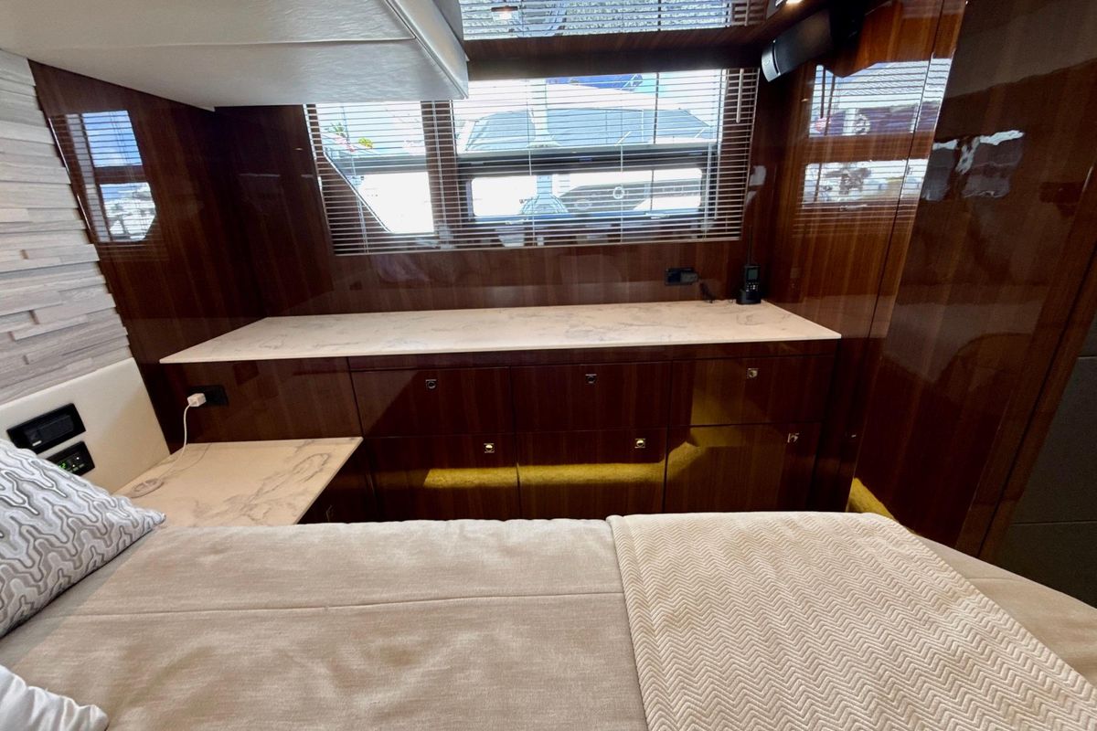 2022 Cruisers Yachts 53