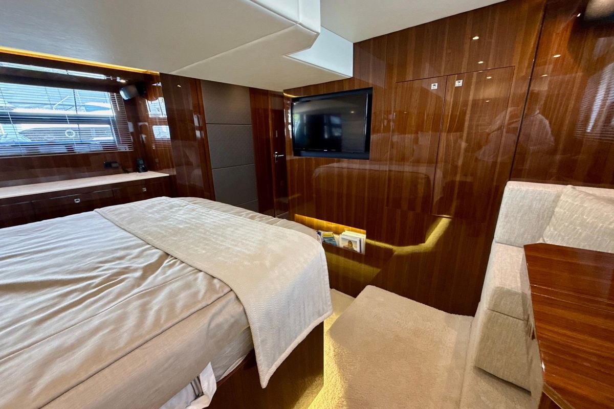 2022 Cruisers Yachts 53