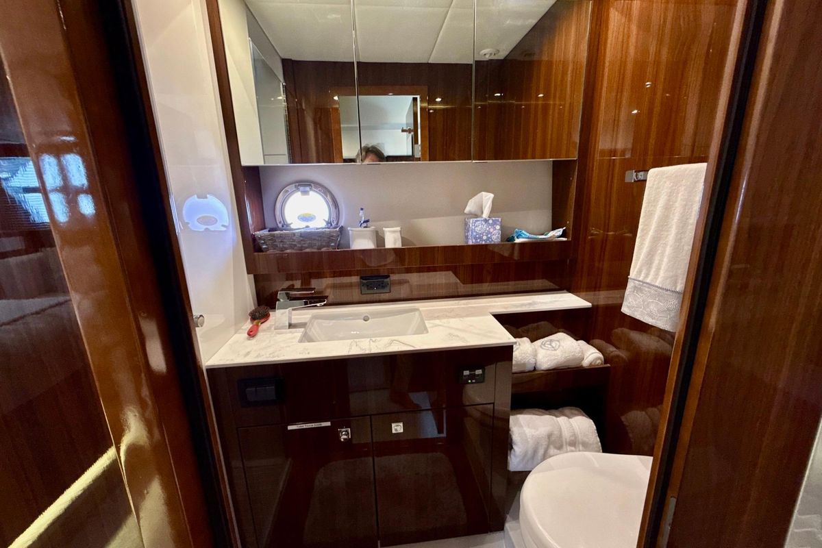 2022 Cruisers Yachts 53