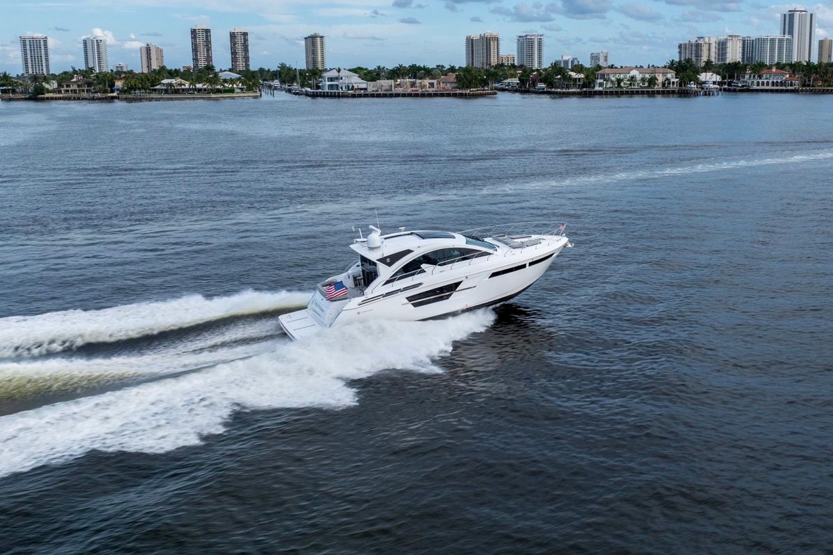 2022 Cruisers Yachts 53 