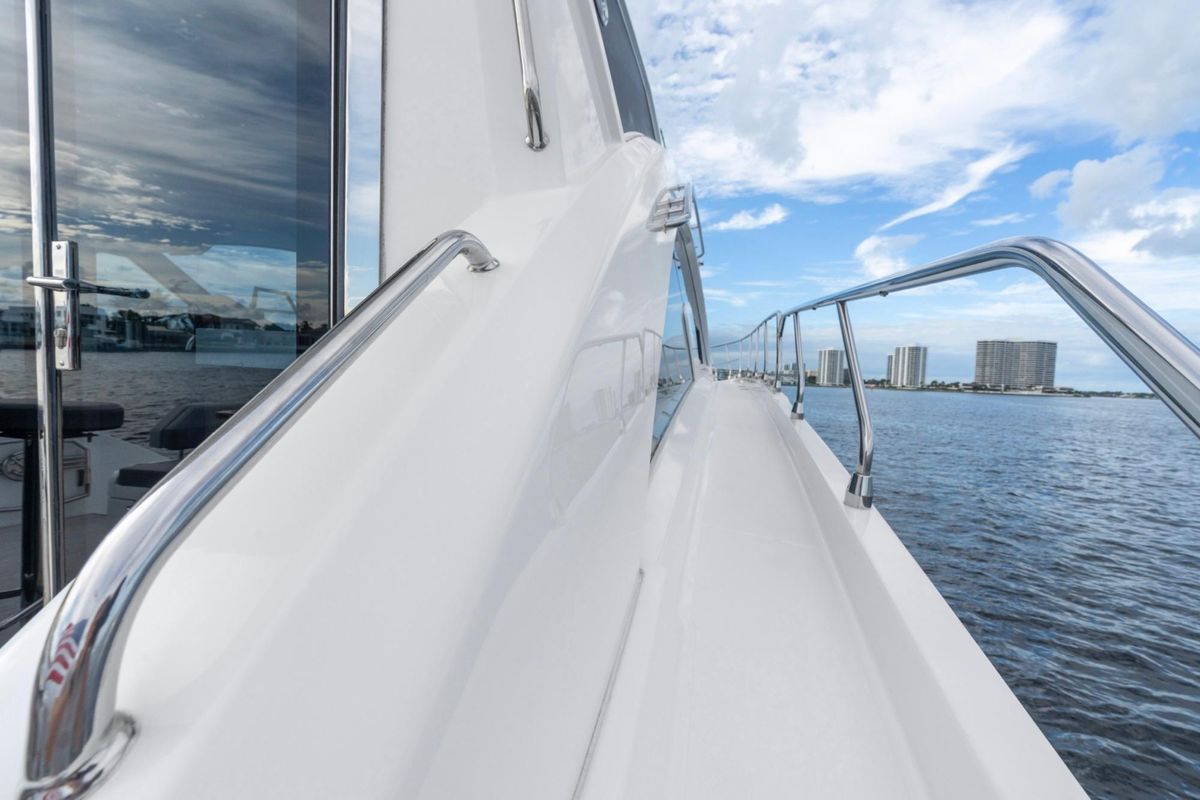 2022 Cruisers Yachts 53 