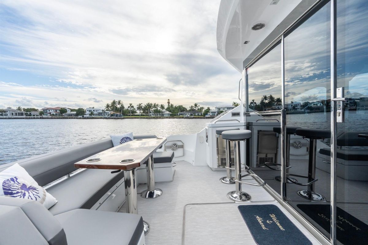 2022 Cruisers Yachts 53 