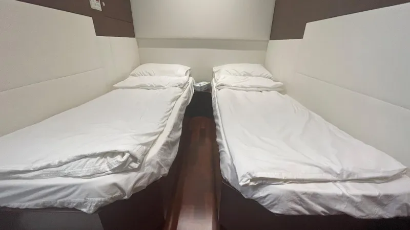 Spirit Yacht Photos Pics Twin beds in a cozy cabin of a 1999 Austral Yachts Wavepiercer.