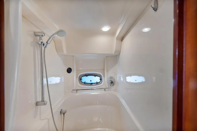  Yacht Photos Pics Luxurious 2007 Sea Ray 48 Sundancer yacht shower with sleek design and modern fixtures.