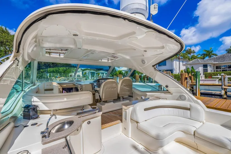  Yacht Photos Pics 2007 Sea Ray 48 Sundancer yacht interior with luxurious seating and sleek design.