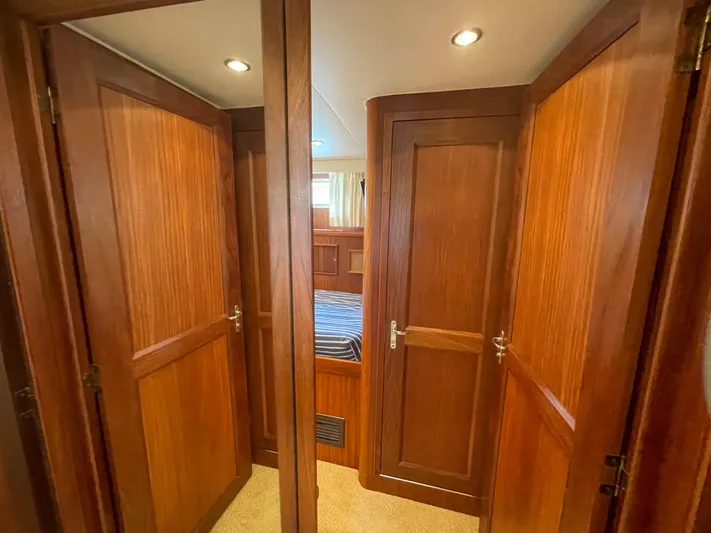 Starfire Yacht Photos Pics Interior of 1984 Hatteras 53 Motoryacht with wooden doors and cozy cabin.