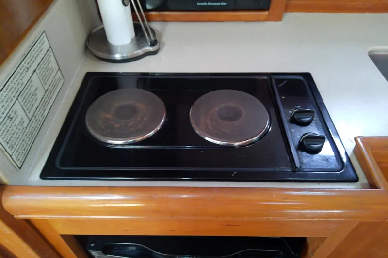 Dolce Far Niente Yacht Photos Pics Electric stove in 2004 Mainship 34 Pilot II boat kitchen, featuring dual burners and control knobs.