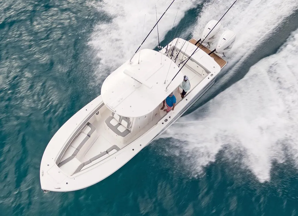 2022 Regulator 31 Photo