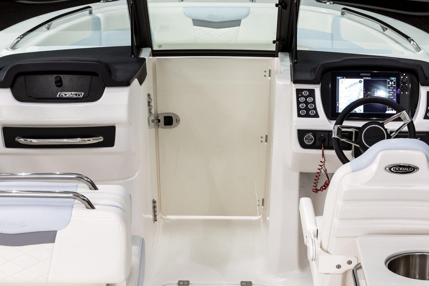 2026 Robalo R257 Dual Console - Image 5