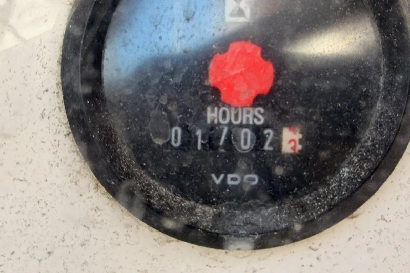 Parlay Yacht Photos Pics Hour meter on a 2003 Beneteau Oceanis Clipper 473, displaying 1102 hours.