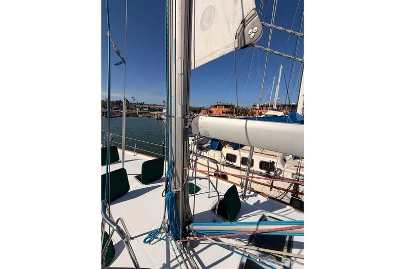 Parlay Yacht Photos Pics 2003 Beneteau Oceanis Clipper 473 sailboat docked in a sunny marina.