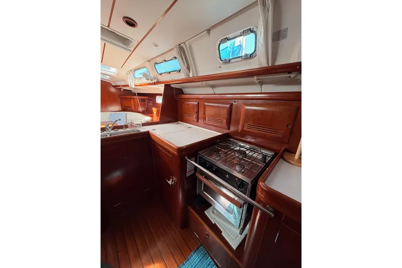 Parlay Yacht Photos Pics Interior of 2003 Beneteau Oceanis Clipper 473 yacht, featuring a compact kitchen area.