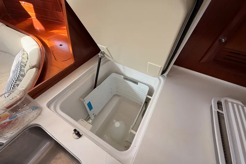 Parlay Yacht Photos Pics 2003 Beneteau Oceanis Clipper 473 yacht interior with open storage compartment.