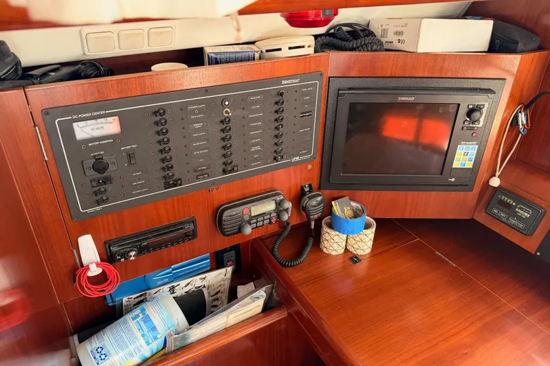 Parlay Yacht Photos Pics Control panel and navigation equipment on a 2003 Beneteau Oceanis Clipper 473 yacht.