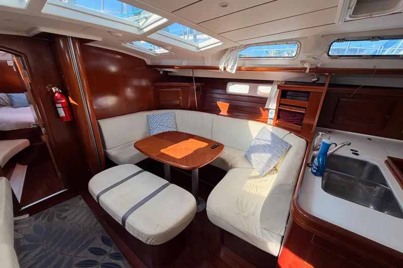 Parlay Yacht Photos Pics Luxurious interior of 2003 Beneteau Oceanis Clipper 473 yacht with cozy seating area.