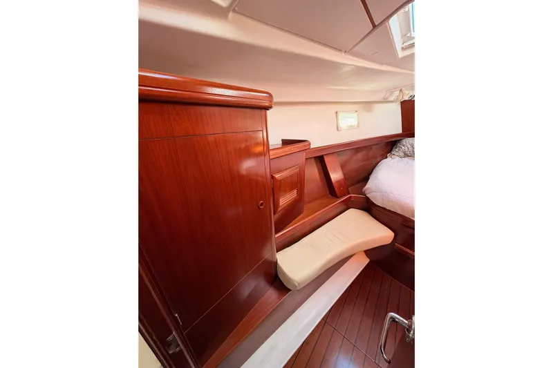 Parlay Yacht Photos Pics Luxurious wooden interior of 2003 Beneteau Oceanis Clipper 473 yacht cabin.