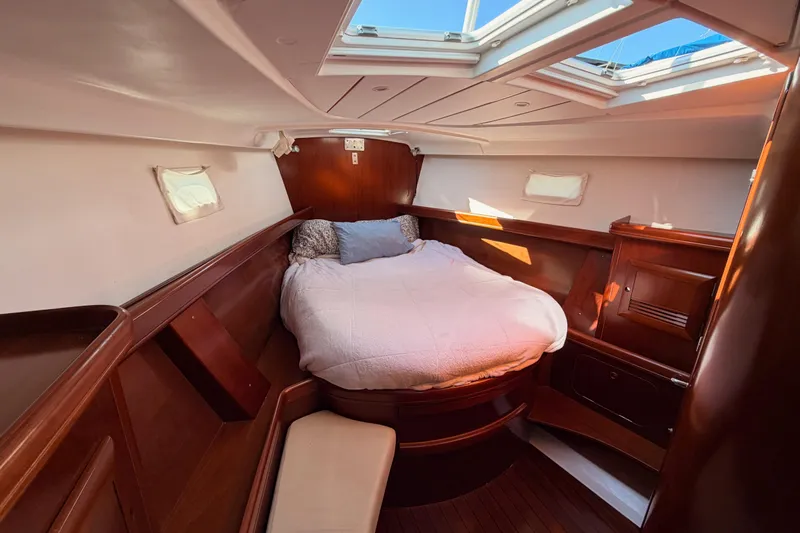 Parlay Yacht Photos Pics Luxurious cabin interior of 2003 Beneteau Oceanis Clipper 473 sailboat, featuring a cozy bed.